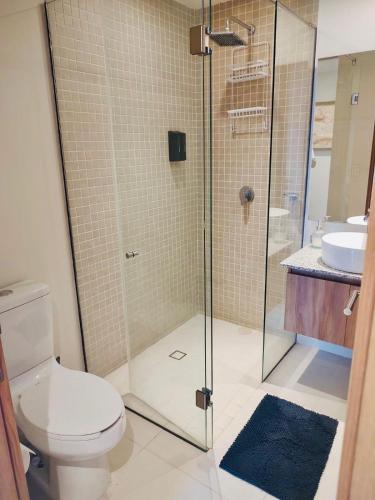 a bathroom with a shower with a toilet and a sink at Yu Country GDL 1parking 2BR 2BA in Guadalajara