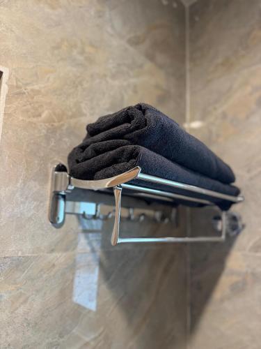 una toalla en un toallero en el baño en Zyra Stays Hitech City, en Hyderabad