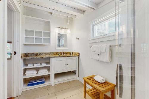 un bagno con doccia e lavandino di Sunny oceanfront home with balcony, full kitchen, central AC, & washer/dryer a Summer Haven