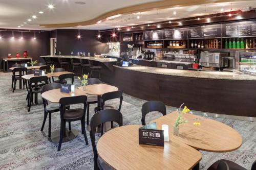 Ο χώρος του lounge ή του μπαρ στο Courtyard by Marriott Franklin Cool Springs