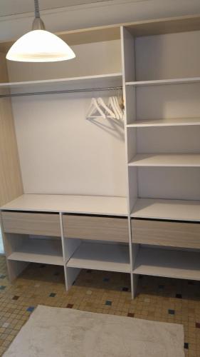 an empty closet with a light on top of it at Charmant appartement avec jardin in Figeac