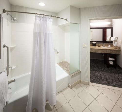 Ένα μπάνιο στο Courtyard by Marriott Franklin Cool Springs