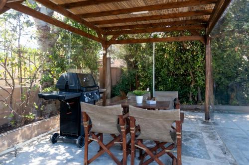 Κήπος έξω από το Olivea Residence by A&D Properties