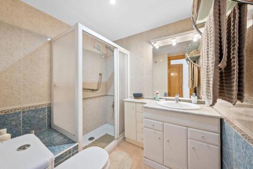 a bathroom with a toilet and a sink and a shower at Apartamento confortable en Altea in Altea