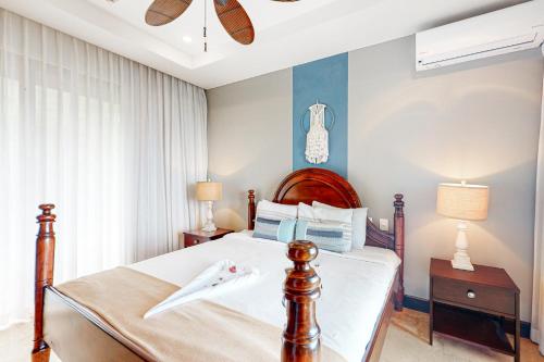 a bedroom with a bed and a ceiling fan at Azul Paraiso 7B in Coco