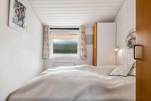 Un dormitorio pequeño con una cama y una ventana. en C11567-Hemmet-Kirkehojvej-36-S3, en Hemmet