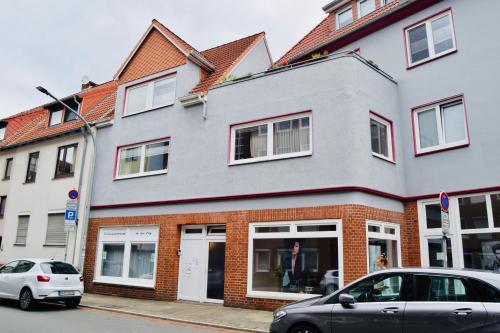 a building with a car parked in front of it at Ferienappartment in der City in Bremen