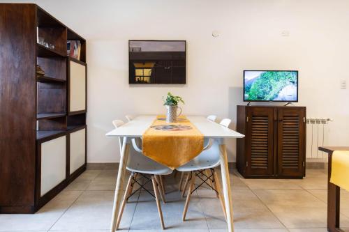 a dining room with a white table and chairs at El Puerto - Cerca de todo in Cordoba