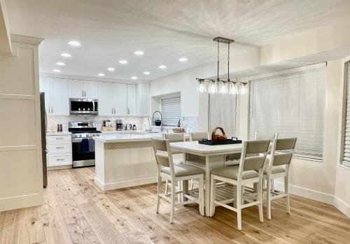 ドレーパーにあるGorgeous Executive Homeの部屋にテーブルと椅子のあるキッチン