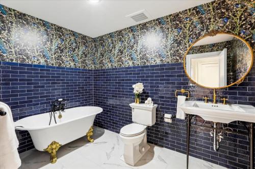 un bagno piastrellato blu con vasca, WC e lavandino di Franklin a Savannah