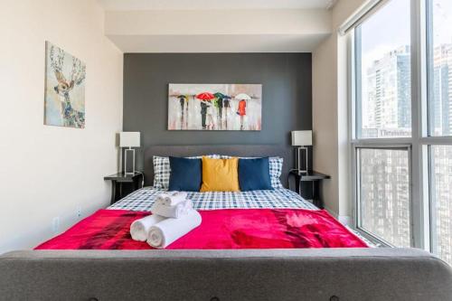 Postel nebo postele na pokoji v ubytování Stylish 1BR High Rise Suite on 21st Floor Nearest Intersection John St