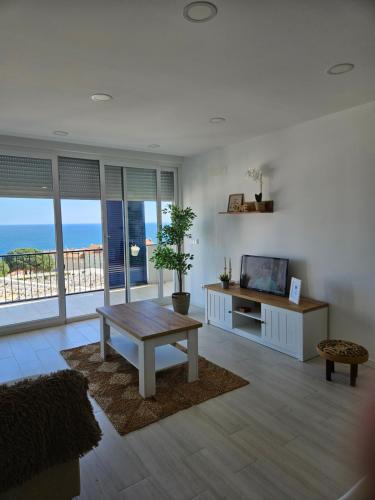 un soggiorno con un tavolo e una televisione di Me&You - Apartamento em Sesimbra - 5 minutos a pé da praia a Sesimbra