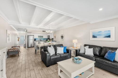 ein Wohnzimmer mit Sofas und einem Tisch in der Unterkunft 1045 Wave Crest Avenue in Indialantic