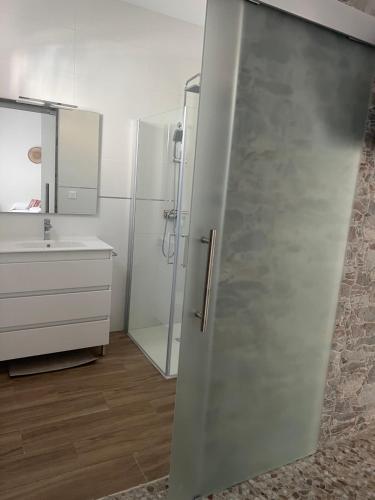 a bathroom with a shower and a sink at Acogedora casa familiar de 4 habitaciones y gran terraza a metros de la playa in Puerto de Sagunto