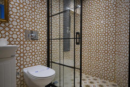 Bilik mandi di Mirzade Konak Hotel