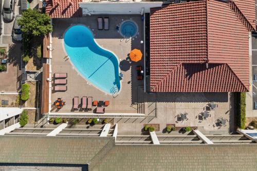 an overhead view of a pool with a large blue mural at Vagabond Inn Executive Old Town in Sacramento