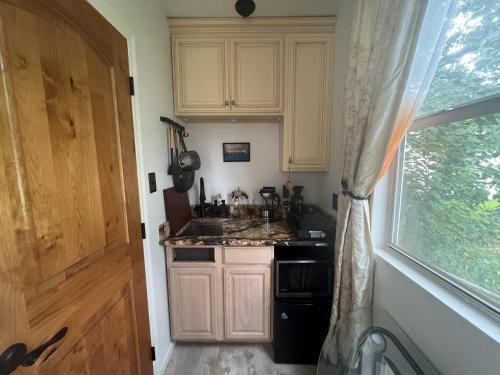 Kuchyň nebo kuchyňský kout v ubytování Stylish 1BR Near Downtown & UL - Perfect for Couples & Solo Stays