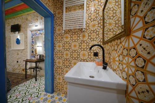 Bilik mandi di Mirzade Konak Hotel
