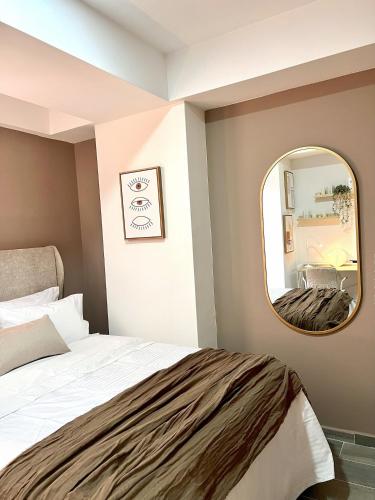 a bedroom with a bed and a mirror at BIT by Simple stay in Medellín