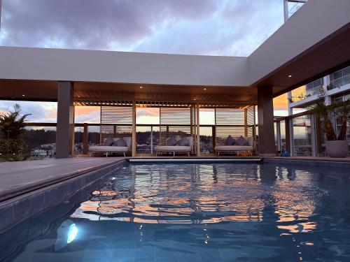 una casa con piscina delante de un edificio en Le Parc Hotel, Beyond Stars, en Quito