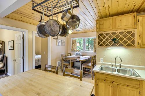 Η κουζίνα ή μικρή κουζίνα στο 4 Mi to Rainbow Lake! Cozy Forest-View Gem with Deck