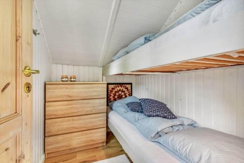 Un dormitorio con dos literas en una habitación. en C11402-Skjern-Gyvelvej-74, en Skjern