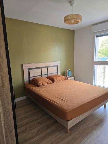 a bedroom with a bed in a room at Appartement cosy proche Sceneo, Auchan, Saint-Omer in Longuenesse