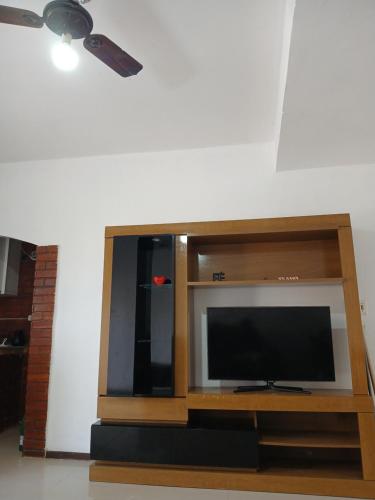 drewniane centrum rozrywki z telewizorem z płaskim ekranem w obiekcie Temporada na Praia do Trevo - Rio das Ostras, RJ w mieście Rio das Ostras