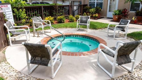 Swimmingpoolen hos eller tæt på Surfside I #304 condo