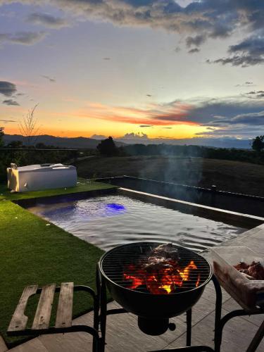 una parrilla en un patio con una hoguera en Belvedere Suite Campestre, en Alcalá