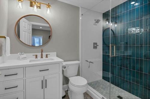 La salle de bains est pourvue de toilettes et d'une douche avec un miroir. dans l'établissement The Sabal 3BR 3BA with Hot Tub, à Columbia