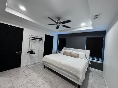 a bedroom with a bed and a ceiling fan at Luxury Home 3bdroom- 2bath in Donna