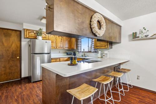 UmatillaにあるAdditional Living Room Just Minutes From Highwayのキッチン(ステンレス製の冷蔵庫、木製キャビネット付)