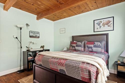 Un dormitorio con una cama y un techo de madera. en Casa Huntsted A-Frame Cabin near Snow Valley, en Running Springs