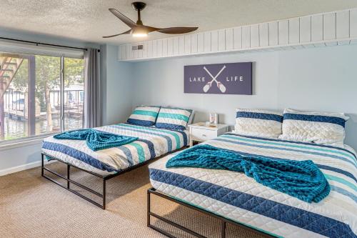 レイク・オザークにあるCentral Waterfront Home with Dock in Lake Ozark!の窓のある部屋にベッドが2つある