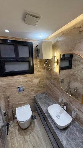 شقة vip للايجار بكومبوند ازاد التجمع الخامس امام الجامعة الامريكية