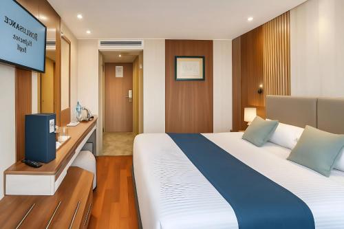 Ένα ή περισσότερα κρεβάτια σε δωμάτιο στο Rene Floating Hotel