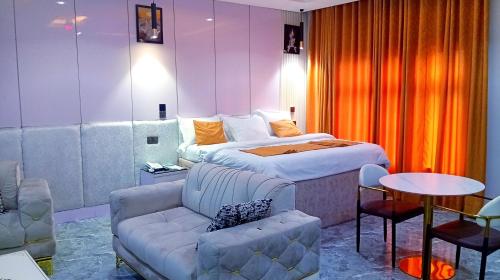 Postel nebo postele na pokoji v ubytování Uptown Life Hotel and Suites