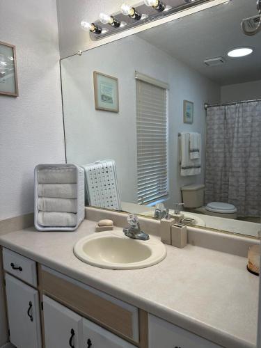 Ένα μπάνιο στο Spacious and serene 3-bedroom, 2-bath home offering comfort and tranquility