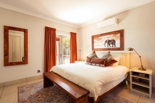 a bedroom with a bed and a picture of a horse on the wall at Wolfkop Nature Reserve in Citrusdal