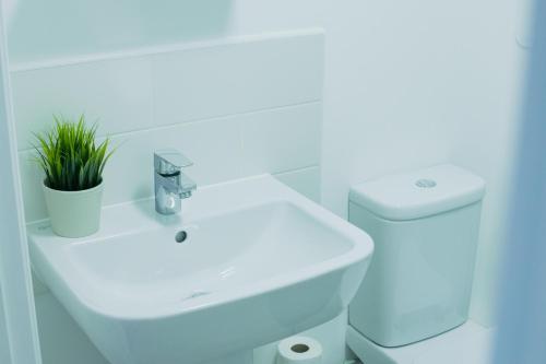 Ένα μπάνιο στο Contractor x Relocator Apt, Long Stay Savings, Fibre Optic FAST WiFi, Multiple Free Parking Spaces, Netflix - Sleeps 4