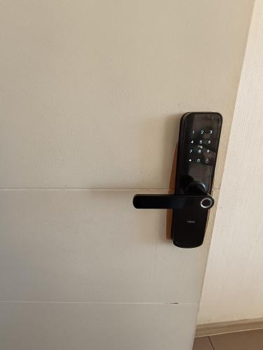 a remote control sticking out of a wall at Departamento Mirador Camilo Henriquez in Concepción
