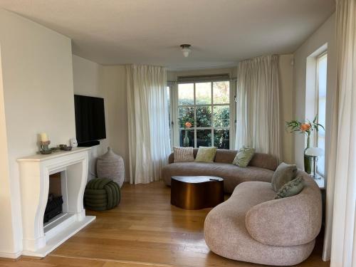 TV a/nebo společenská místnost v ubytování Villa Louise