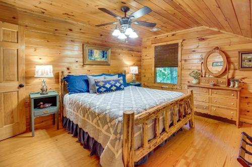 Voodi või voodid majutusasutuse Serene Riverfront Escape in Ellijay, Georgia! toas