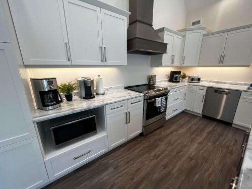Cuisine ou kitchenette dans l'établissement The Highmark Cabin