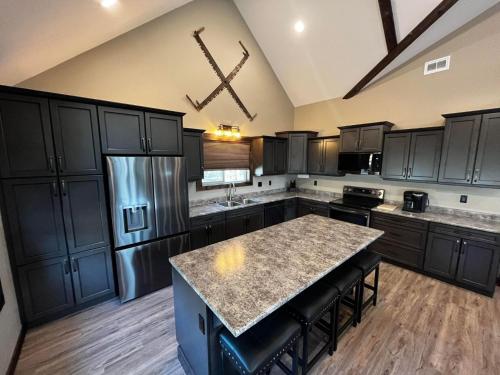 Η κουζίνα ή μικρή κουζίνα στο Whispering Pines Cabin