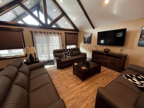Μια τηλεόραση ή/και κέντρο ψυχαγωγίας στο Whispering Pines Cabin