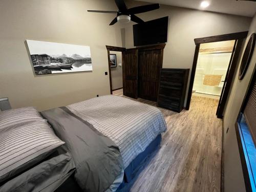 Ένα ή περισσότερα κρεβάτια σε δωμάτιο στο Whispering Pines Cabin