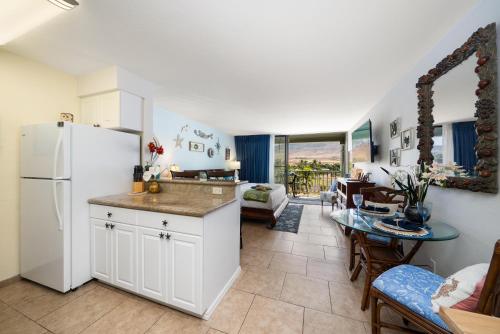 Una cocina o cocineta en Lahaina Shores 428 · LS 428 Dream Vacation Studio by the Beach a