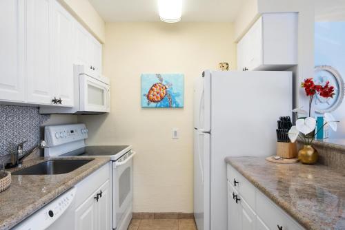 Una cocina o cocineta en Lahaina Shores 428 · LS 428 Dream Vacation Studio by the Beach a